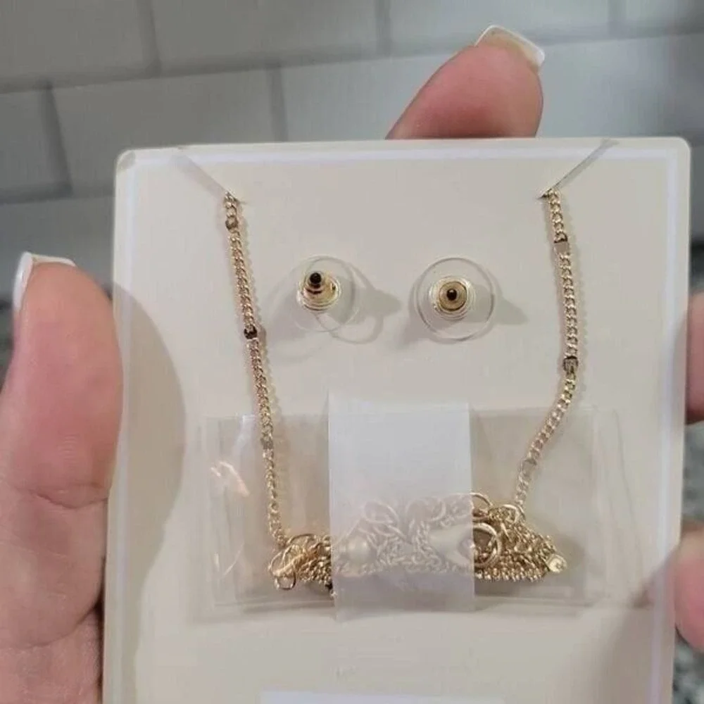 Earring and necklace set‎